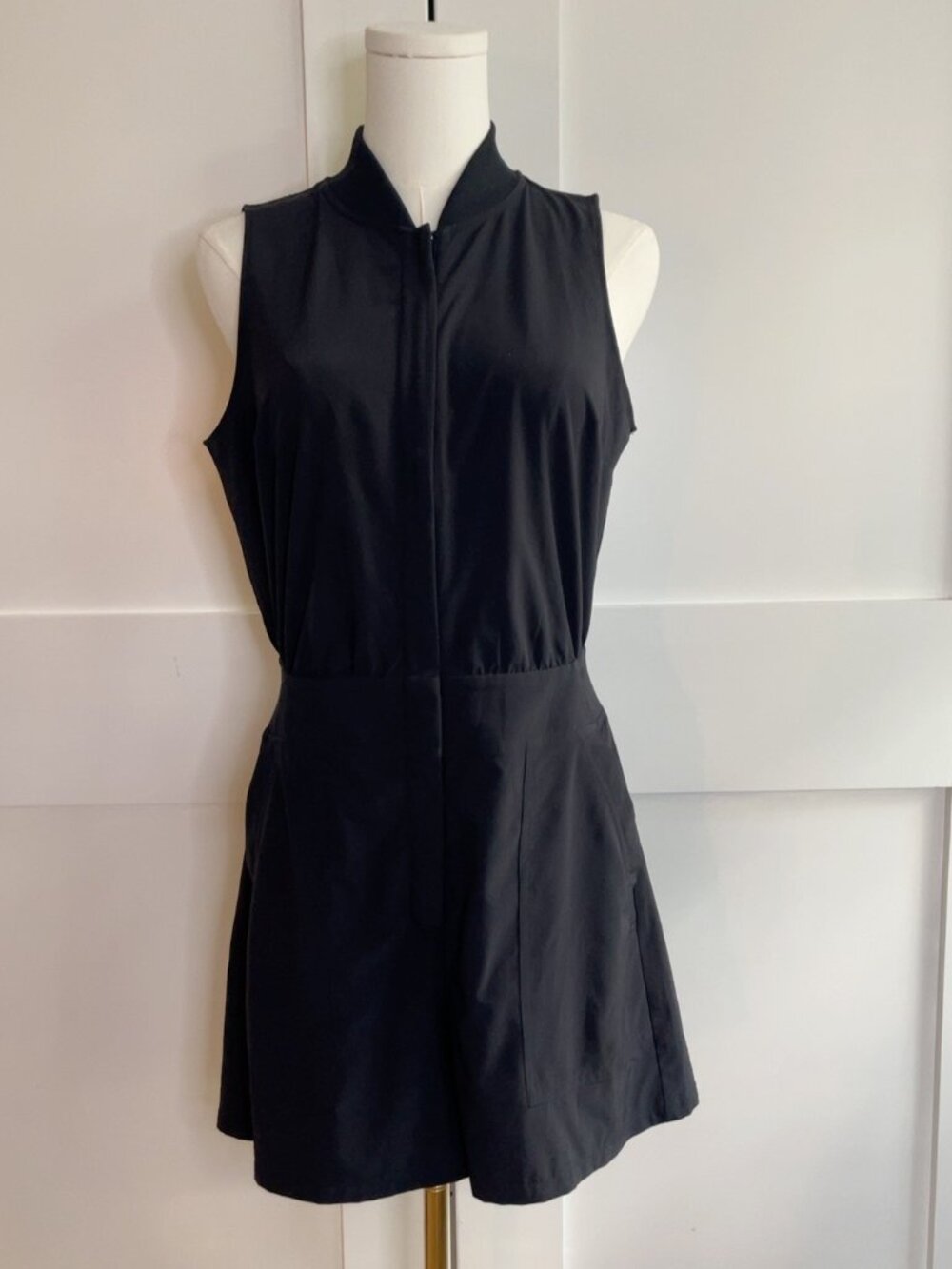 Athleta Black Sleeveless Zip-Front Performance Romper Size 6